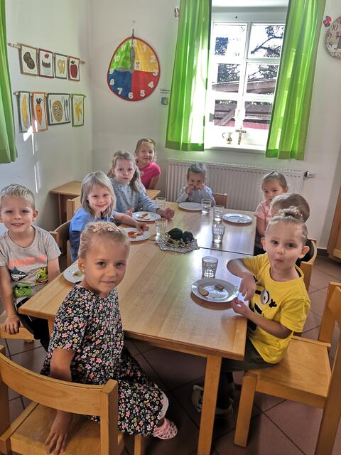 Die Buben und Mädchen vom Kindergarten Eibiswald West freuen sich über die gesunde Jause. | Foto: Heike Ravnik