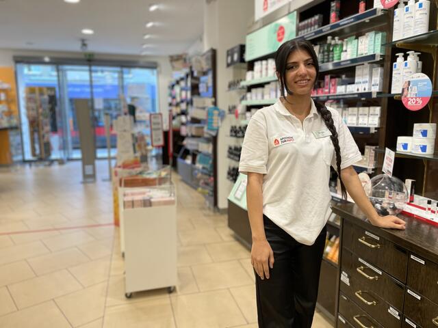 Lehrling Rojin Sheikh Mohamad an ihrem Arbeitsplatz. | Foto: Michael J. Payer