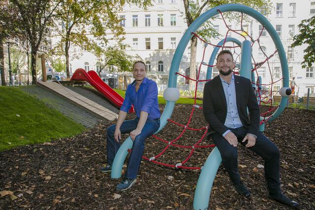 Grünraumgestalter Maximilian Stadler von MA 42 (links) und Markus Rumelhart auf dem neuen Spielplatz im Loquaipark. | Foto: BV6