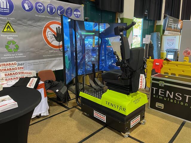 Beim Baggersimulator der STRABAG kann man sein Geschick unter Beweis stellen. | Foto: cf