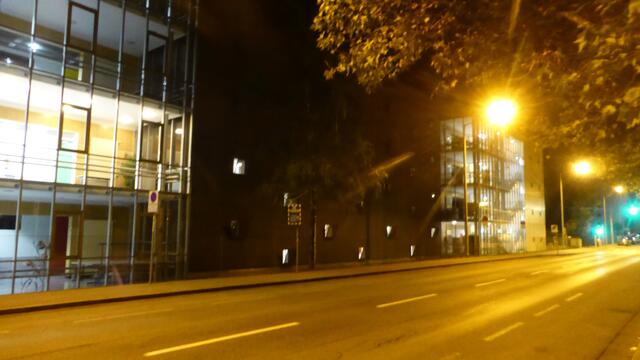 Lichtfestspiele beim BRG Kirchengasse. Wer es nicht glauben kann - einfach am Abend vorbeischauen.