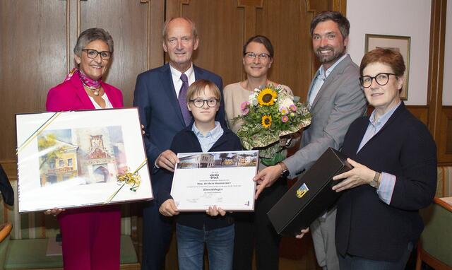 Ehrenbürger Herbert Brunsteiner mit seiner Frau Birgit, Sohn Noah, Bürgermeister Peter Schobesberger, Vizebürgermeisterin Elisabeth Kölblinger (r.) und Stadträtin Karin Eidenberger (l.). | Foto: Stadtamt