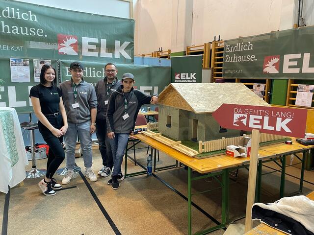 Beim Stand der ELK Fertighaus GmbH ging es an die Praxis: hier wurde ein kleines Modellhaus fachmännisch gebaut. | Foto: cf