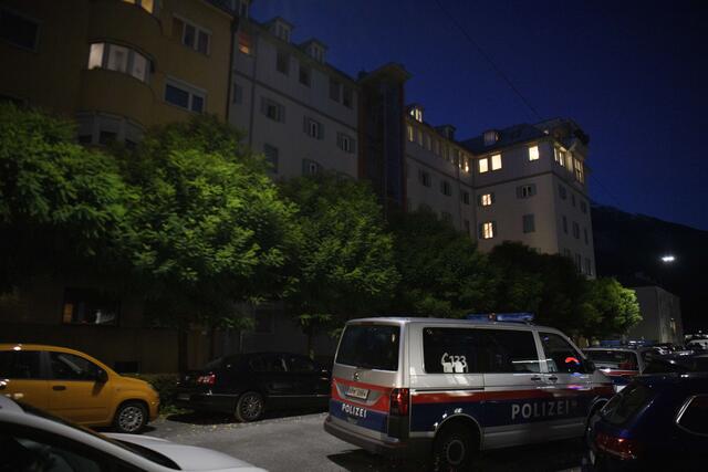 In Saggen kam es zu einem versuchten Mord. Ein Mann stach mehrere Mals auf seine Freundin ein. Passanten fanden sie auf der Straße. | Foto: Zeitungsfoto.at