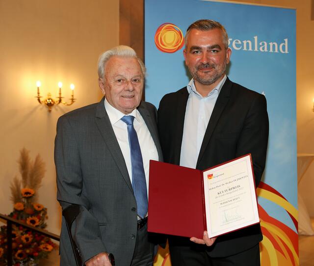 Den Kulturpreis des Landes in der Sparte Wissenschaft erhielt Walter Dujmovits (links) aus den Händen von Landesrat Heinrich Dorner. | Foto: Landesmedienservice