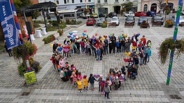 Ein symbolisches Herz der Kindergarten- und Schulkinder für die von Armut betroffenen Mitbürger. | Foto: Oblak