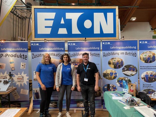 Ausbildungsleiter Wilfried Braun gemeinsam mit zwei Lehrlingen. Die Firma EATON aus Schrems sucht jedes Jahr 15 Lehrlinge im Metall- und Elektrotechnikbereich. | Foto: cf
