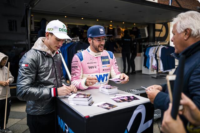 David Schumacher (li.) und Maximilian Götz vom Winward Racing Team signierten für die vorbeigekommenen Fans am Leobener Hauptplatz Autogrammkarten. | Foto: Citymanagement Leoben