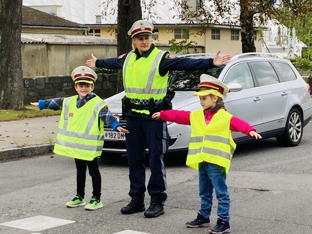 Die Nachwuchspolizistinnen durften den Verkehr regeln. | Foto:  !Biku Villa