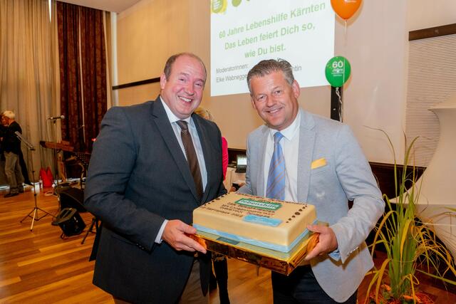 Bürgermeister Christian Scheider überreichte zum 60-jährigen Jubiläum feierlich eine Torte an den Präsident der Lebenshilfe Kärnten Mag. Anton Henckel-Donnersmark. | Foto: StadtKommunikation/Wiedergut