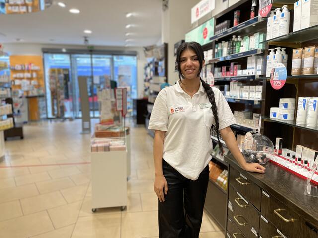 Lehrling Rojin Sheikh Mohamad wollte schon immer etwas medizinisches machen. In der Apotheke Zum Papst hat sie ihren Ausbildungsplatz gefunden. | Foto: Michael J. Payer