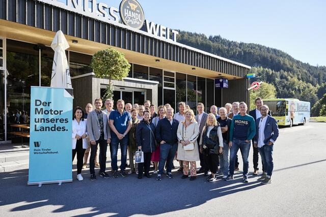 "Treffpunkt Unternehmen" bei der Handl Gastro GmbH in Pians: Die Unternehmer waren vom Betriebsbesuch sichtlich begeistert.  | Foto: Julian Raggl