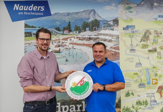 Gütesiegel für attraktives Sommererlebnis: Marcus Linford (Conos, li.) und Vorstand Michael Schöpf, Nauderer Bergbahnen AG. | Foto: Nauderer Bergbahnen