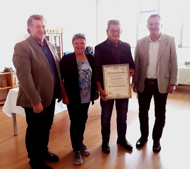Die Präsidiumsmitglieder Manfred Knöbel und Andrea Schremser, Ehrenpräsident Ernst Fuchs und der neue Präsident Christian Fuchs. | Foto: Phönix Ostarrichi