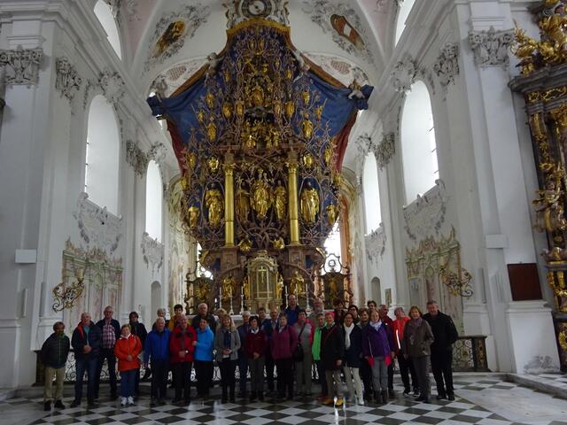 Die Gruppe der Erwachsenenschule Kirchdorf bei der Führung im Stift Stams vor dem frühbarocken Hochaltar der Basilika  | Foto: Gernot Schwaiger