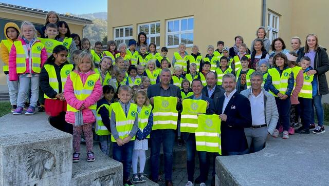 Die Kinder der drei ersten Klassen der VS Wolfsberg/Bildungswelt Maximilian Schell mit ihren Lehrerinnen, Direktorin Andrea Zraunig und Bildungsmanagerin Isabella Karner Knes, Bürgermeister Hannes Primus mit den Kiwanis-Vertretern Günther Streit, Peter Monsberger, Karl Lippitz und Walter Richter.  | Foto: Privat