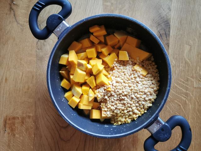 Kürbis, Linsen, Knoblauch, Zwiebel und Gemüsebrühe weich kochen. | Foto: Katrin Ebetshuber