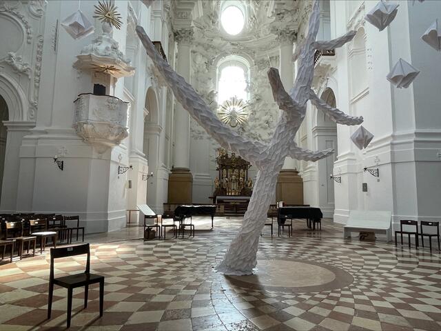 Die Baum-Skulptur symbolisiert das Motto des diesjährigen Festivals und ist während der gesamten Woche in der Kollegienkirche zu sehen.