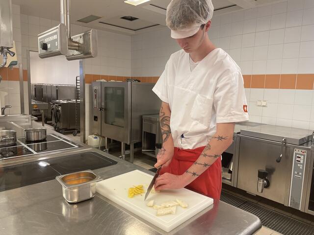 Rastislav Novak lernt auch, wie man professionell Gemüse schneidet.  | Foto: Lisa Kammann