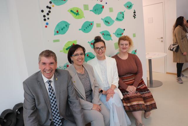 Bgm. Erich Gosch, Vzbgm. Christa Modl, Anna-Katrin Kaufmann und und Jessica Krisper  | Foto: Edith Ertl