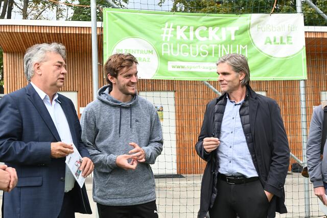 Fußballfans unter sich: Vizekanzler Werner Kogler, Caritas-Projektkoordinator Philipp Albrecht und "Homeless-Teamchef" Gilbert Prilasnig (v.l.) | Foto: Caritas