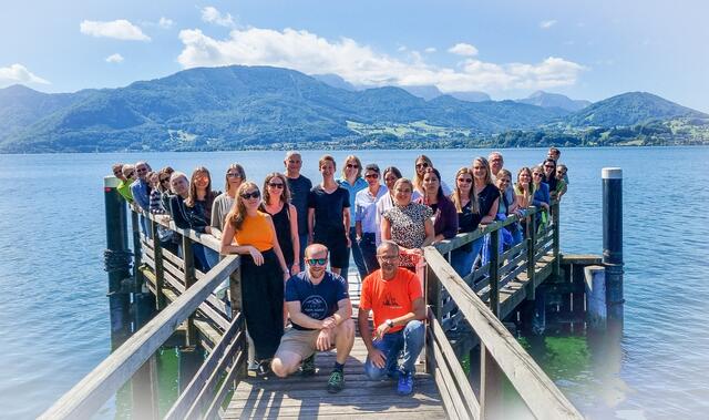 Die Gemeindebediensteten genossen nach dem Mittagessen das schöne Wetter am Traunsee/Gmunden. | Foto: Marktgemeinde Wallern/Tr.