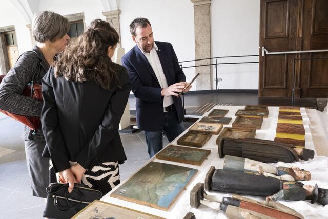 Karl C. Berger, Leiter des Tiroler Volkskunstmuseums , erläutert einige Details zu den Objekten. | Foto: Tiroler Landesmuseum