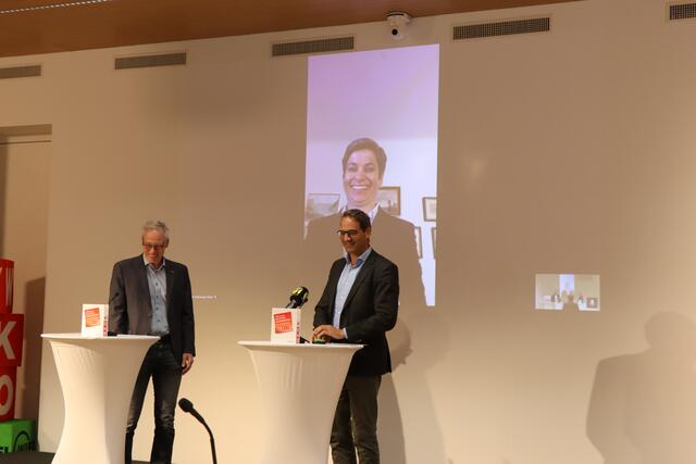 Mit Michaela Hysek-Unterweger, der Bezirksobfrau der Wirtschaftskammer Osttirol, im Kreuz