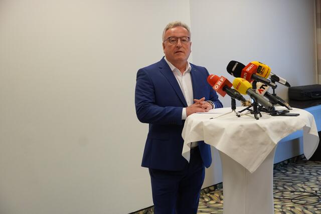 Heinrich Schellhorn am Freitag bei der Pressekonferenz. | Foto: Julia Hettegger
