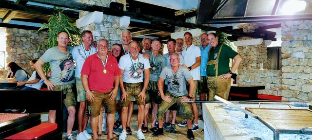 Strahlende Gesichter bei der Siegerehrung in steirischer Tracht: Die Mitglieder des FC 2000/KFZ Winter Trofaiach waren sich einig, dass nicht das bei diesem Turnier nicht das Gewinnen sondern der Spaß im Vordergrund stand.  | Foto: FC 2000