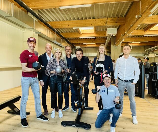 Prominente Sportlerfamilie mit Sponsorenfamilie im neuen Studio. | Foto: Kogler
