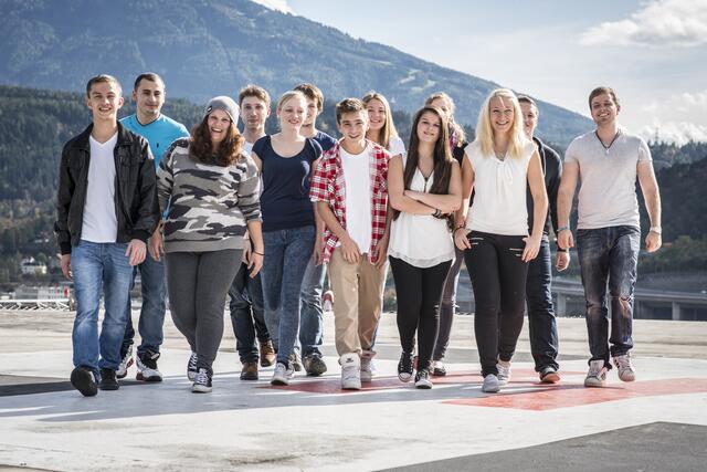 Ein Teil der 51 Lehrlinge, die bei den Tirol Kliniken arbeiten.  | Foto: Gerhard Berger