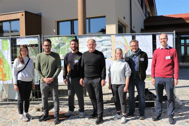 Bgm. Manfred Komericky (Bildmitte) mit Leo Götz (2.v.l) sowie Projektleiter Rene Ziegler (3.v.l) und Mitgliedern der Projektgruppe Klima Konkret. | Foto: Edith Ertl