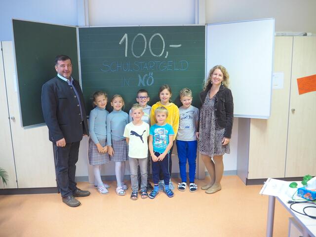 Josef Edlinger, Juliane und Theresa Grossinger, Timo und Nico Busch, Thomas und Nora Özelt, Luis Eder und Direktorin Ruth Eder  | Foto: privat