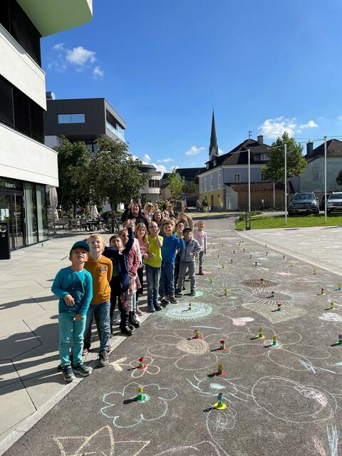 Die Kids bemalten den Platz vor dem Alten- und Pflegeheim. | Foto: Stadtgemeinde Schwanenstadt