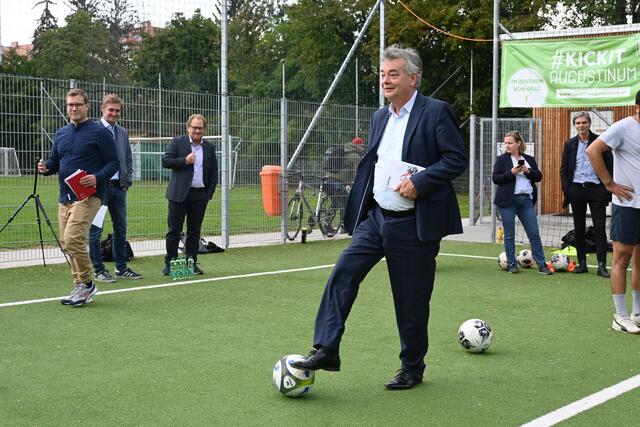 Fußballfan und Sportminister Werner Kogler (Grüne) besuchte das Projekt "streetfootbALL" auf Einladung der Caritas Steiermark. | Foto: Caritas