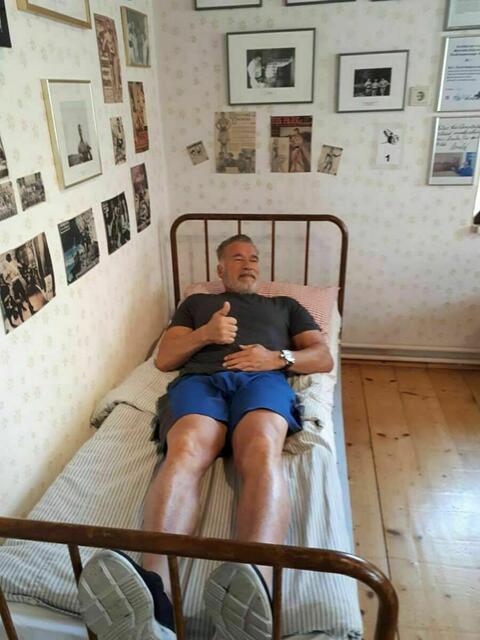 Wenn es die Zeit zulässt, kommt Arnold Schwarzenegger auch in seine Heimat. Hier ist er im Museum wieder einmal in seinem alten Bett gelegen ... | Foto: Privat