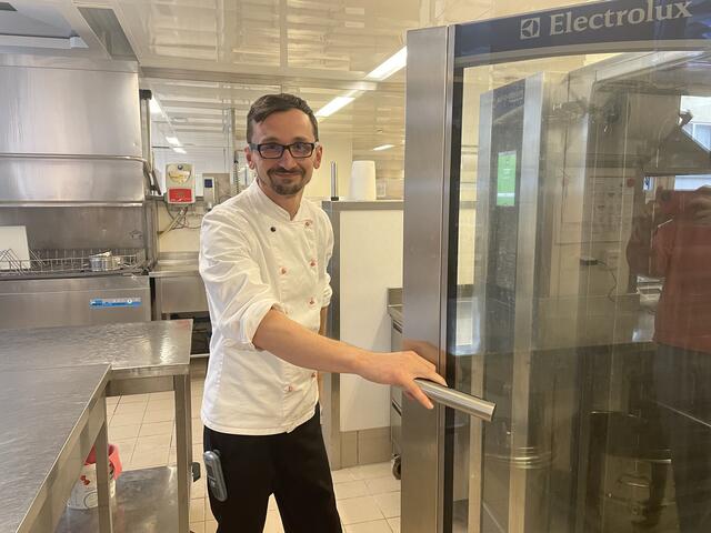 Küchenchef Kristian Roskic hat zur Zeit drei Lehrlinge im Team.  | Foto: Lisa Kammann