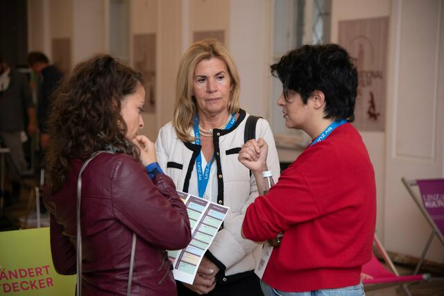 Festivalleiterin Parisa Ghasemi (rechts) im Austausch mit zwei Jury-Mitgliedern bei der letzten Festivalausgabe.  | Foto: Closefilm