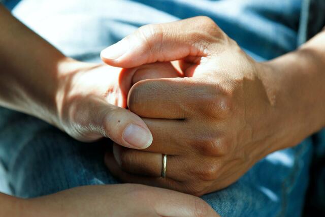 Die Konfrontation mit dem Tod fällt den meisten Menschen nicht leicht.  | Foto: National Cancer Institute/unsplash