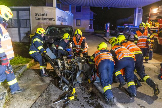 Ein PKW-Lenker krachte in die Avanti Tankstelle und riß dabei eine Zapfsäule aus.  | Foto: Hermann Kollinger