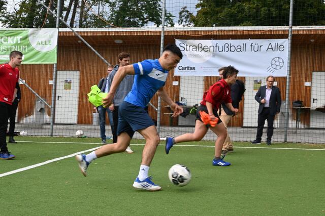 Kicken für Zusammenhalt: Das Projekt "streetfootbALL" richtet sich an Migrantinnen und Migranten sowie Menschen aus dem Alkohol- und Drogenentzug. | Foto: Caritas
