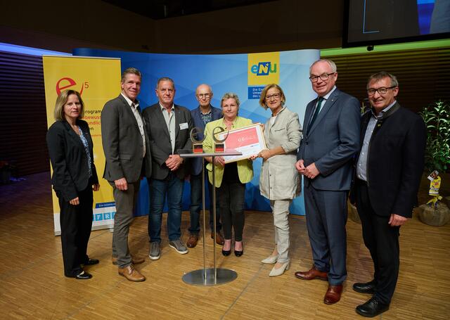 
Foto (v.l.): e5-Programmleiterin NÖ Monika Panek (eNu), Vbgm. EB Josef Spazierer, GGR Wolfgang Steindl, UGR Karl Wagner, Bgm. Beatrix Dalos, Landeshauptfrau Johanna Mikl-Leitner, LH-Stellvertreter Stephan Pernkopf, GF Herbert Greisberger (eNu) | Foto: NLK Pfeiffer 