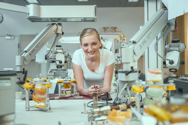 In der Zahntechnik geht es um den richtigen Biss.  | Foto: Gerhard Berger