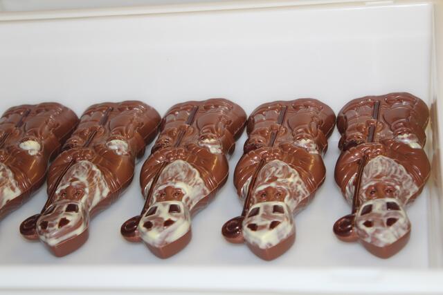 Bart und Mütze werden händisch bemalt.  | Foto: Johanna Janisch