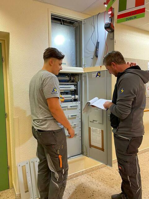 LehrlingsRedakteur Michael Stüber (l.) schaut sich einiges von Bauleiter Mario Stögbauer ab. | Foto: Stüber