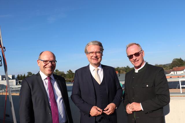 LH Christopher Drexler mit Pfarrer Paul Nitsche (li) und Pfarrer Edmund Muhrer (re) | Foto: Edith Ertl