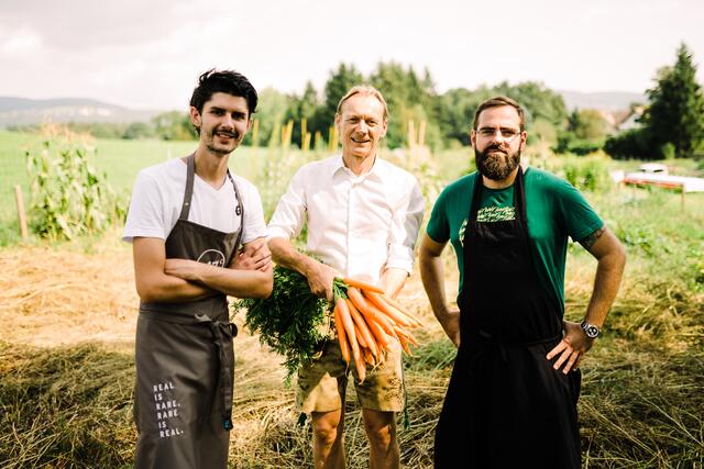 Die Haubenköche Harald Irka (links) und Alexander Posch (rechts) mit dem Initiator der Morgentaugärten, Christian Stadler.  | Foto: Philipp Lihotzky