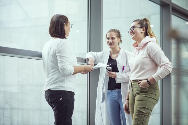 In der Klinikverwaltung sind mehrere Lehrlinge angestellt.  | Foto: Michael Steger
