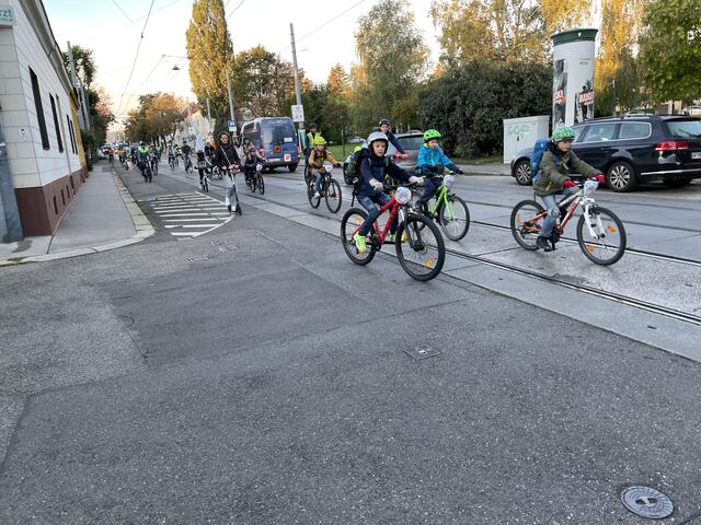 Bicibus fährt ab: Begleitet von Erwachsenen und Fahrradpolizisten radelten rund 35 Kinder quer durch Hietzing in ihre Schulen. | Foto: Kautzky